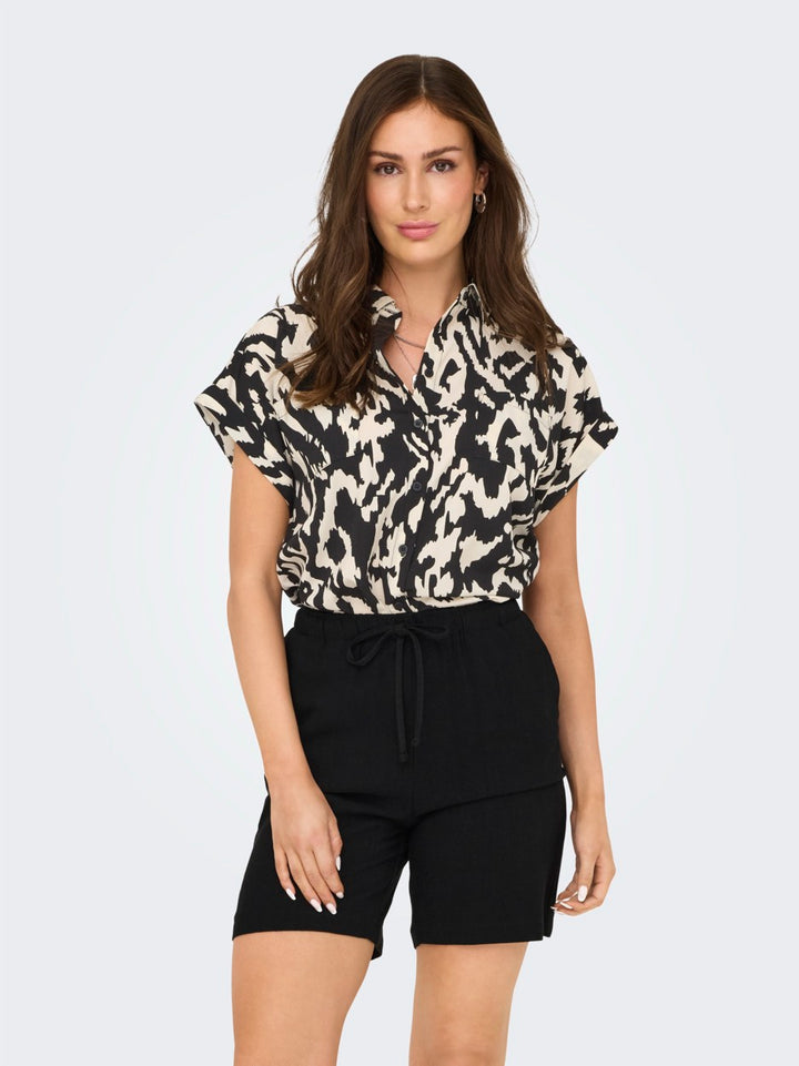 Onlhannover Life S/s Shirt Wvn Noos - Zwart Dessin