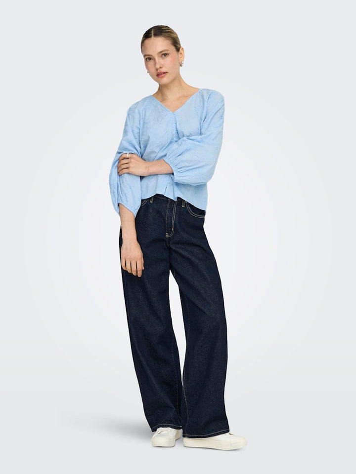 Onlzion 3/4 V-neck Emb Top Wvn - Lichtblauw
