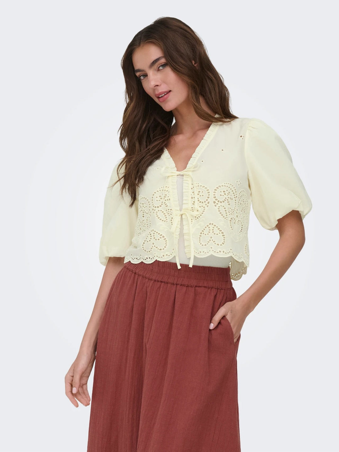 Onlbryson S/s Short Emb Tie Top Wvn - Licht Geel